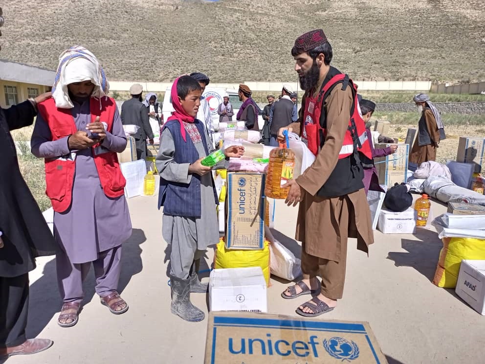 د افغاني سرې میاشتې له لوري د بغلان ولایت په جلګه ولسوالۍ کې ۳۴ سیلاب ځپلو کورنیو سره  خوراکي او غیر خوراکي توکو مرسته وشوه!