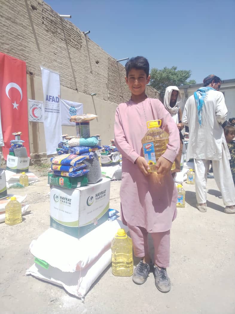 په غزني ولایت کې د افغاني سرې میاشتې ټولنې له لوري 150 سیلاب ځپلو کورنیو ته مرسته ووېشل شوه!