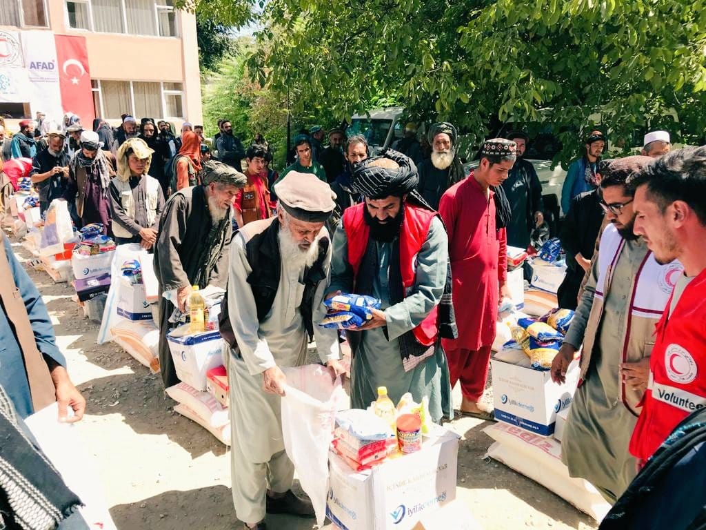 به تعداد ۱۵۰ خانواده از کمک های بشر دوستانه جمعیت هلال احمرافغانی در ولایت پروان مستفید گردیدند!