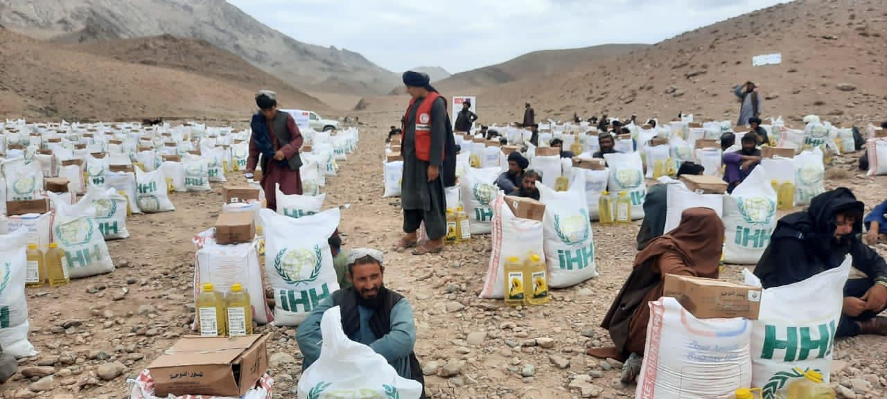 هلال احمر افغانی برای ۳۰۰ خانواده در ولسوالی گیزاب ارزگان کمک های غذایی توزیع نمود!