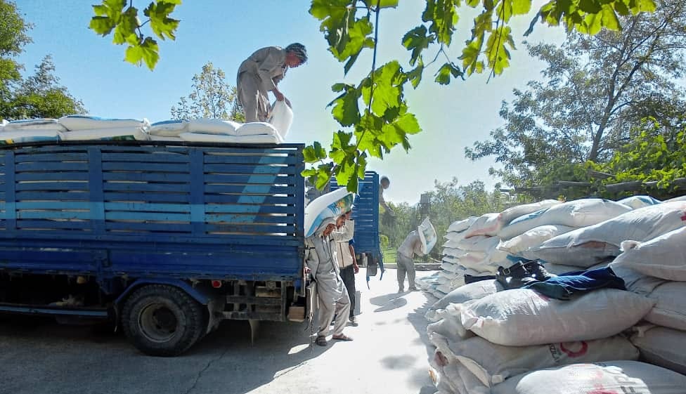 جمعیت هلال احمرافغانی برای ۵۰۰ خانواده بى بضاعت مواد غذايي مساعدت نمود!