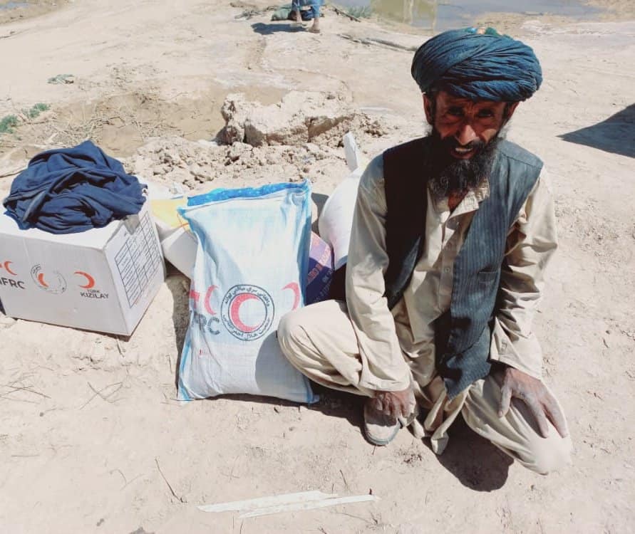 هلال احمر افغانی همرای ۳۰۰ خانواده سیلاب زده در ولسوالی شورابک ولایت قندهار کمک های غذایی کرد