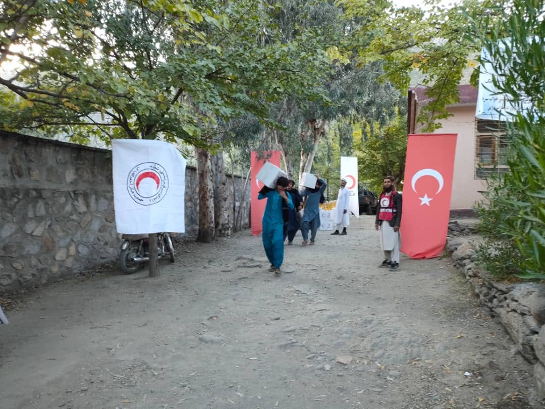  افغاني سرې میاشتې ټولنې د ننګرهار ولایت دره نور ولسوالۍ کې ۲۰۰ زلزله ځپلو کورنیو ته خوراکي توکي وویشل