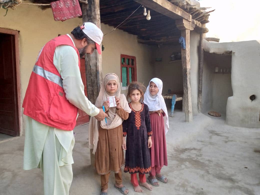 هلال احمر افغانی برای ۵۰۰ خانواده فقیر و نیازمند در ولسوالی بتی کوت ولایت ننگرهار کارت های مواد کمکی توزیع نمود!