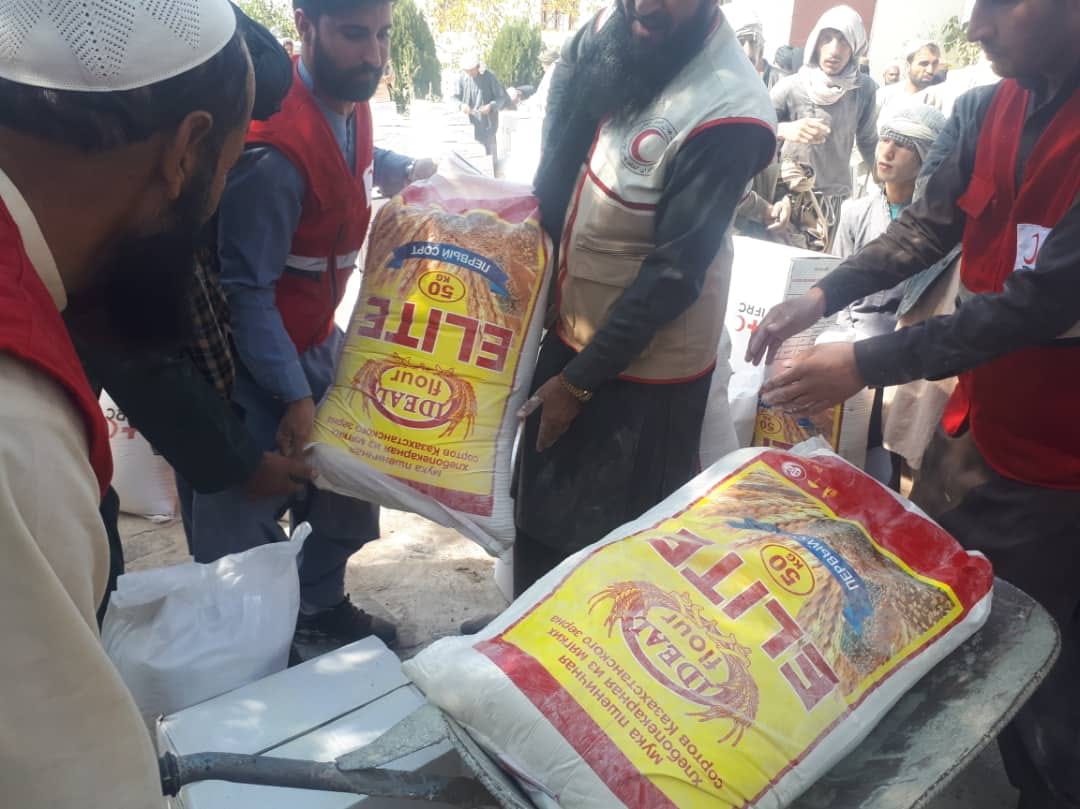 جمعیت هلال احمر افغانی در ولایت های میدان وردگ ولوگر همرای ۱۰۰۰ خانواده سيلاب زده مساعدت کرد!