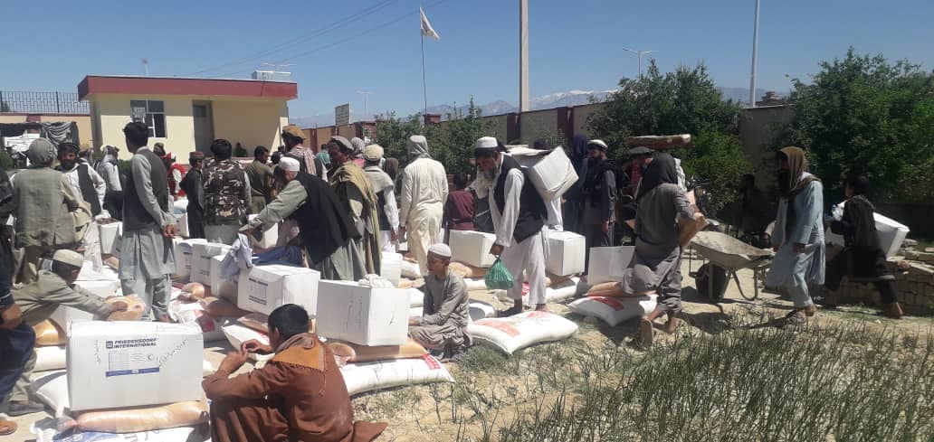 لغمان ولایت کې د افغاني سرې میا شتې له خوا ۱۰۰۰ کورنیو ته د مرستو د ویش لړۍ پیل شوه!