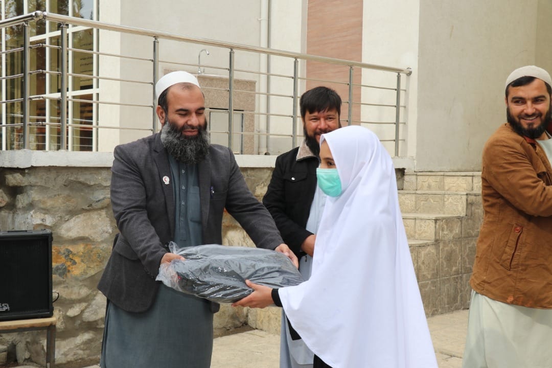 د افغاني سرې میاشتې له ښوونځي سره د آلمان د سولې کلي د موسسې مرسته!