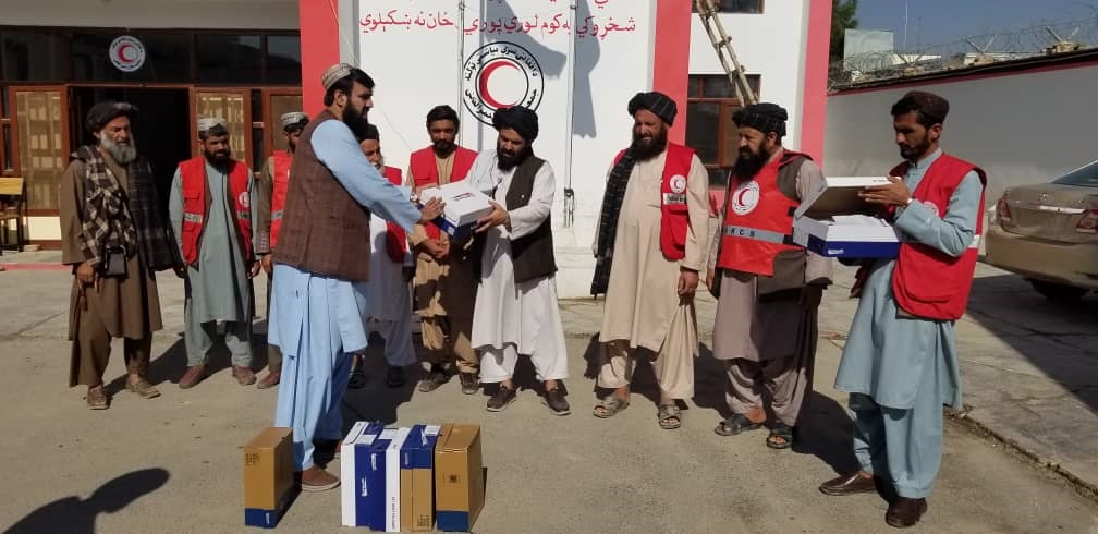 د افغاني سرې میاشتې له لورې رضاکارانو ته د ستاينې په موخه بوټان وویشل شول!