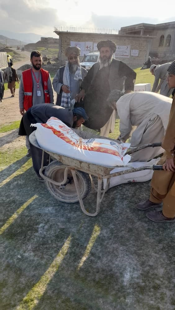 سرپل ولايت کې ۱۲۰۰ کورنيو سره د خوراکي توکو مرسته!