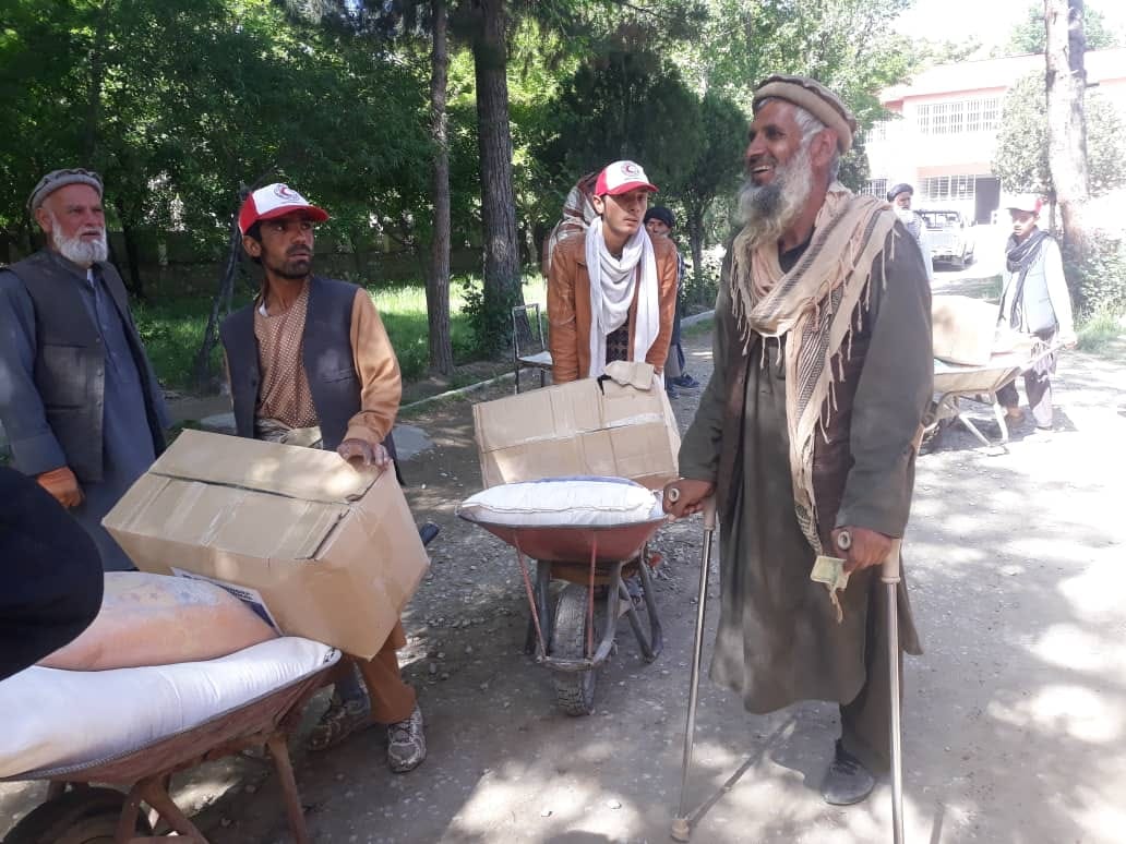 جمعیت هلال احمر افغانی به ۵۰۰ خانواده نیازمند ولایت پروان مواد غذایی مساعدت نمود!