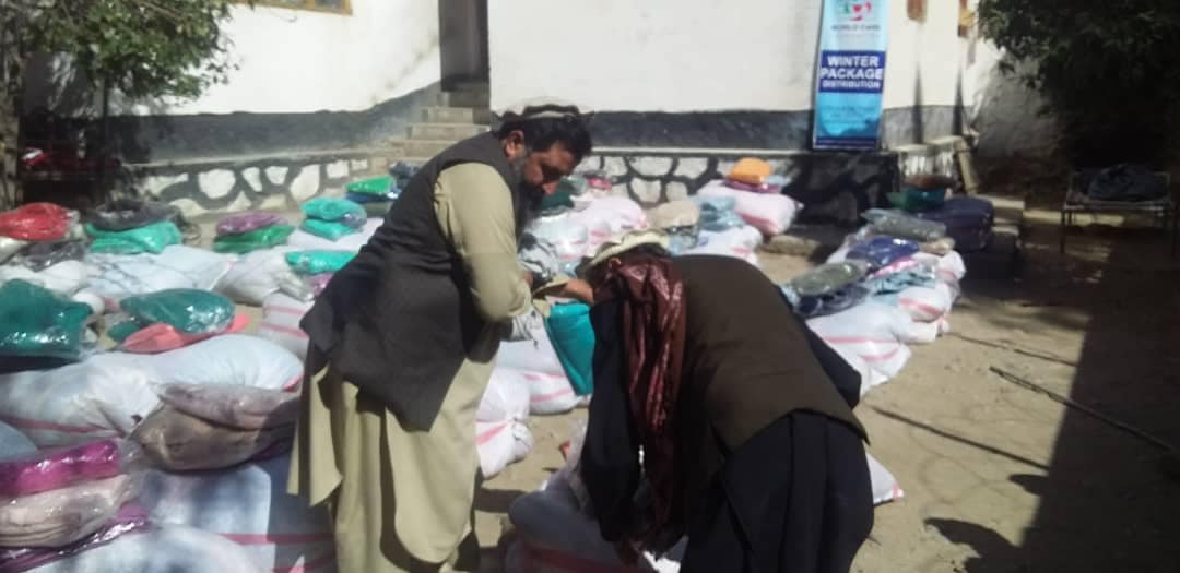 جمعیت هلال احمرافغانی در ولایت نورستان برای ۴۰۰ خانواده نیازمند البسه زمستانی توزیع نمود!