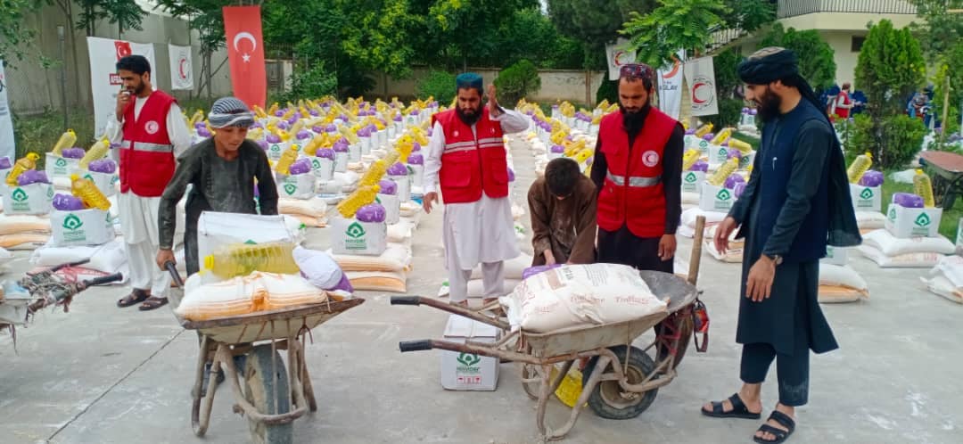 هلال احمرافغانی در ولایت بلخ برای ۳۰۰ خانواده نیازمند مساعدت نمود!