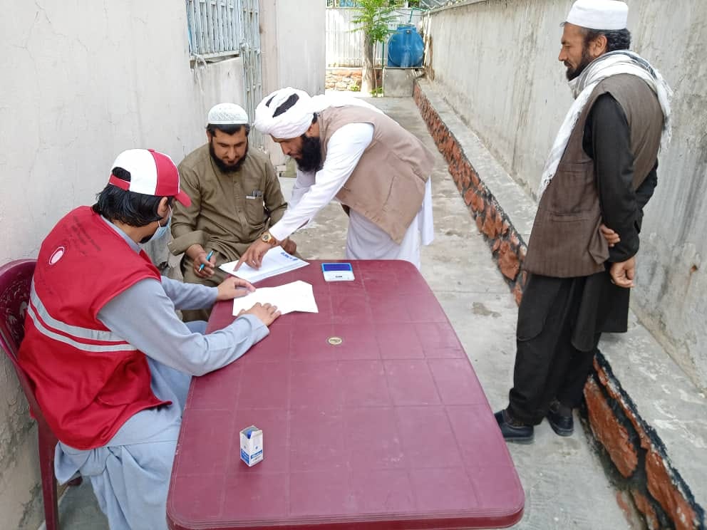 جمعیت هلال احمر افغانی در ولایت کابل برای ۴۰ خانواده مواد غذایی مساعدت نمود!