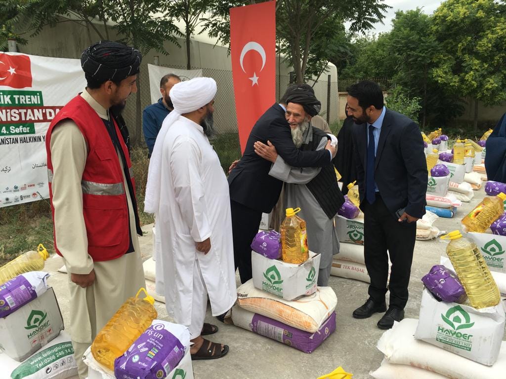 هلال احمرافغانی در ولایت بلخ برای ۳۰۰ خانواده نیازمند مساعدت نمود!