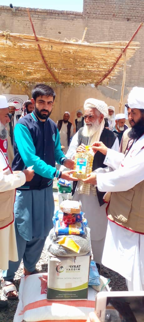 په غزني ولایت کې د افغاني سرې میاشتې ټولنې له لوري 150 سیلاب ځپلو کورنیو ته مرسته ووېشل شوه!