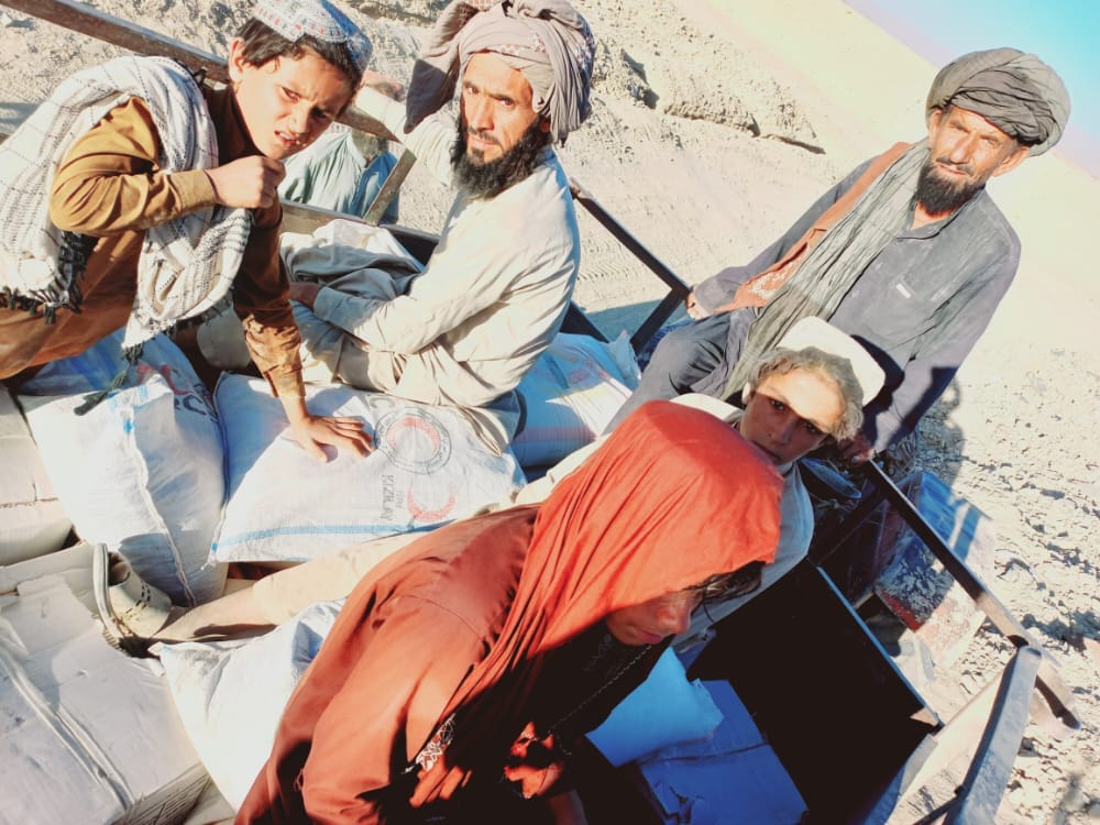هلال احمر افغانی همرای ۳۰۰ خانواده سیلاب زده در ولسوالی شورابک ولایت قندهار کمک های غذایی کرد