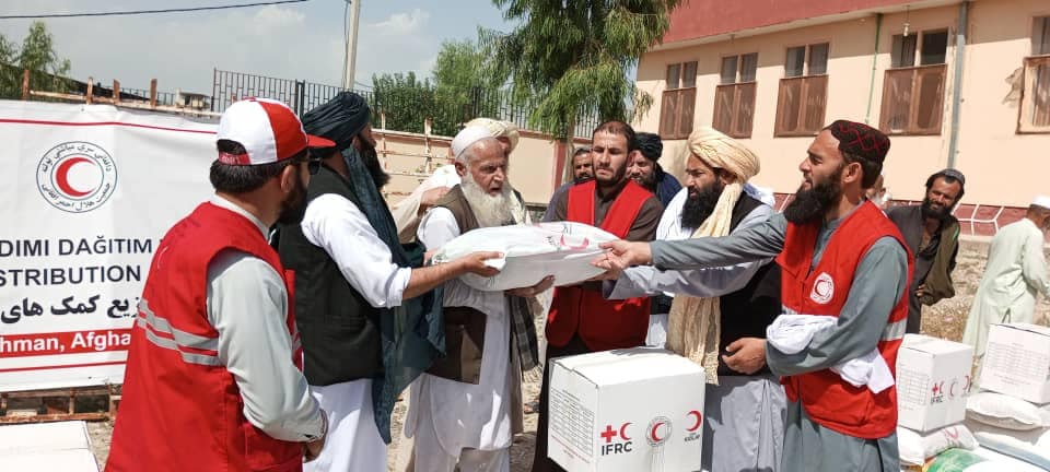 افغاني سرې میاشتې له لوري د لغمان ولایت ۴۰۰ بېوزله او سېلاب ځپلو کورنیو ته د خوراکي توکو مرسته وویشل شوه!