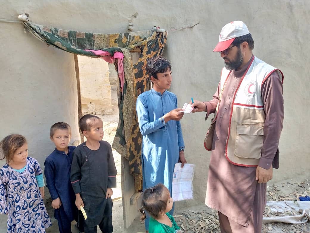 هلال احمر افغانی برای ۵۰۰ خانواده فقیر و نیازمند در ولسوالی بتی کوت ولایت ننگرهار کارت های مواد کمکی توزیع نمود!
