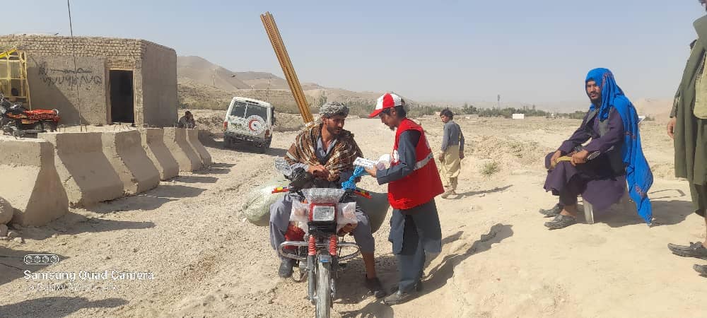 د افغاني سرې مياشتې رضاکاران په بادغيس ولايت کې د مرستو په راجلبولو بوخت دي!