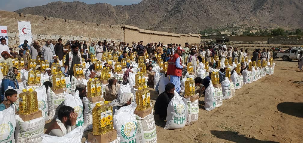 هلال احمر افغانستان برای ۱۰۰۰ خانواده فقیر در ولایات کنر و ننگرهار مواد غذایی توزیع نمود!