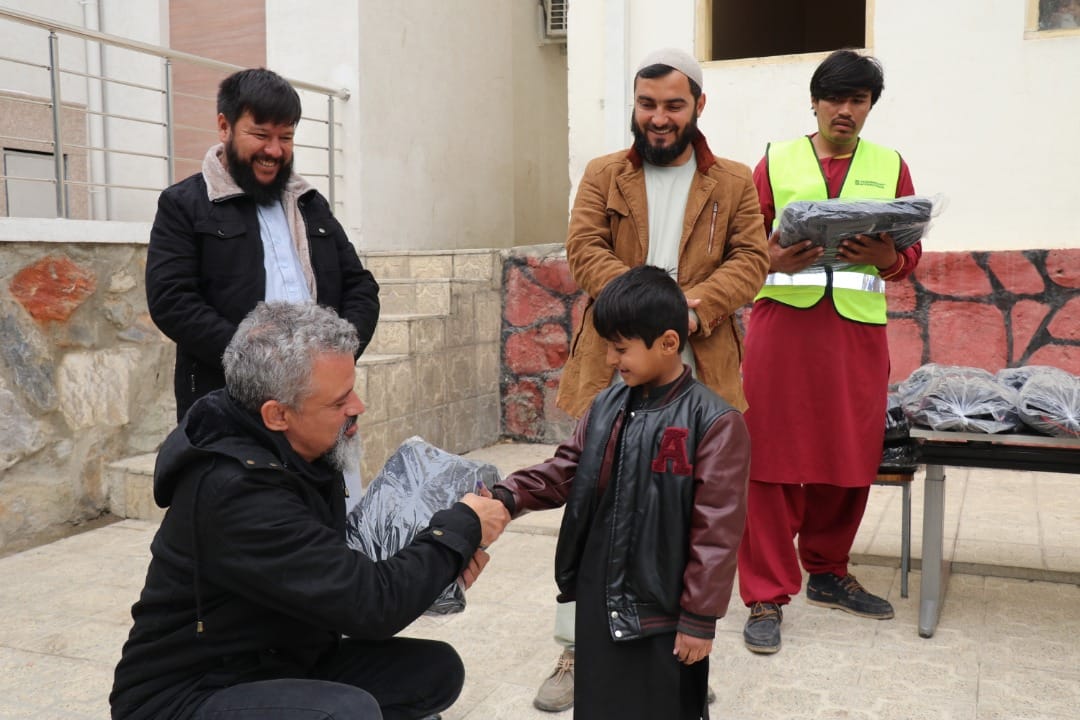 د افغاني سرې میاشتې له ښوونځي سره د آلمان د سولې کلي د موسسې مرسته!