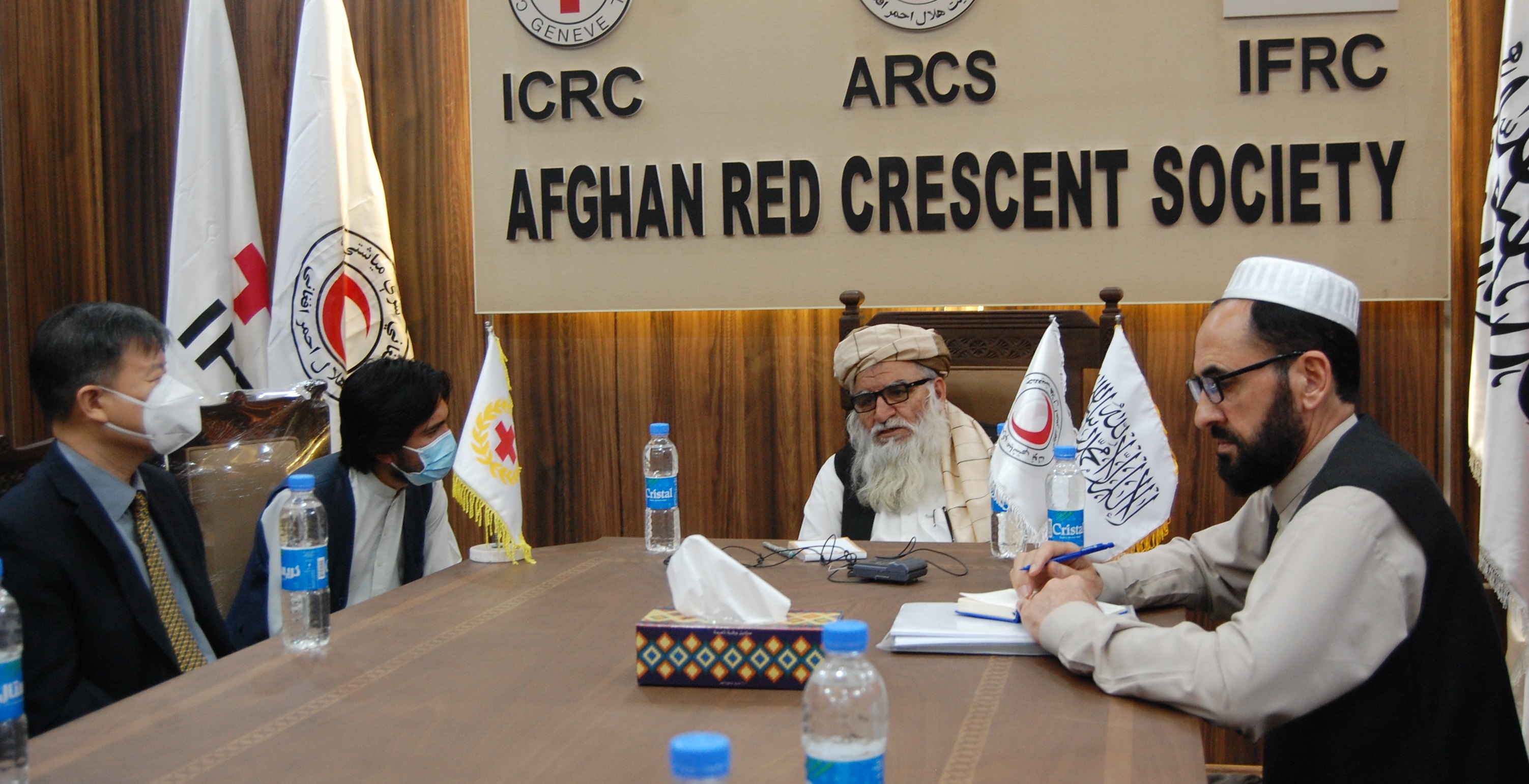 چین له زلزله ځپلو سره د مرستې په موخه افغاني سرې میاشتې ته ۱۸ ټنه توکي او دوه سوه زره امریکایي ډالر وسپارل!