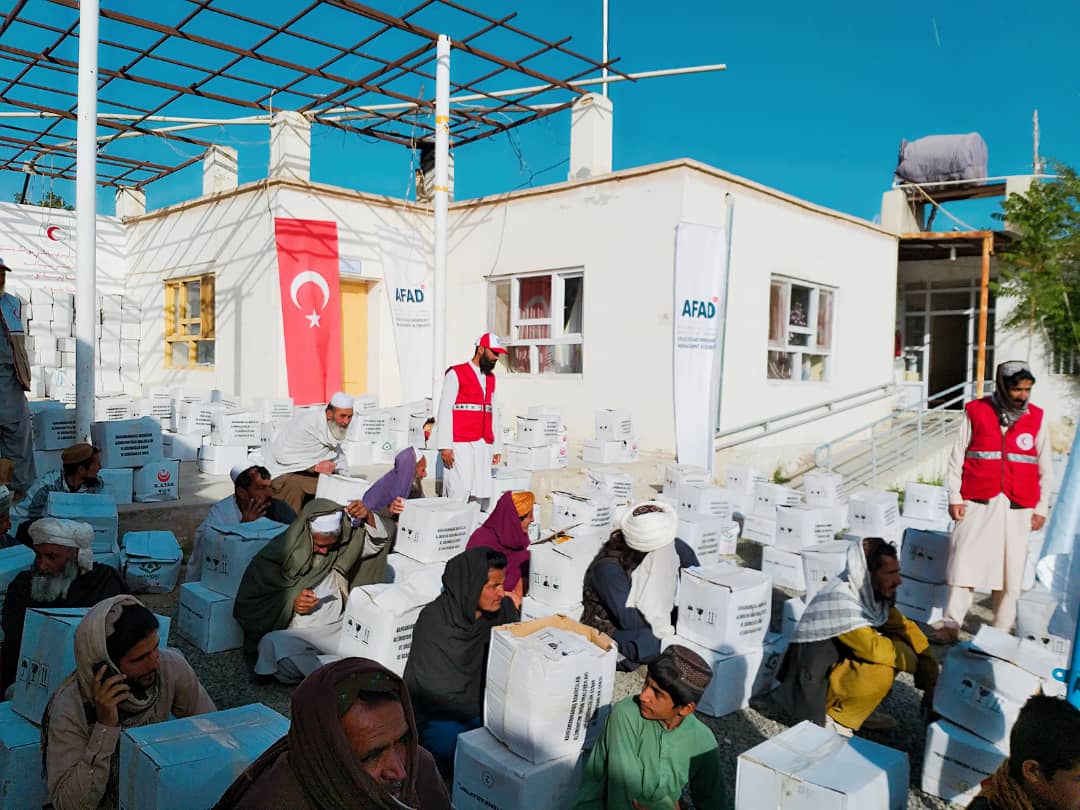 لوگر ولایت کې د افغاني سرې میاشتې ټولنې له لوري ۸۰۰ کورنیو ته مرسته ووېشل شوه!