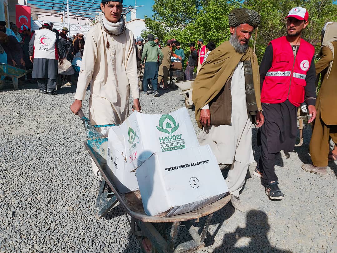 لوگر ولایت کې د افغاني سرې میاشتې ټولنې له لوري ۸۰۰ کورنیو ته مرسته ووېشل شوه!