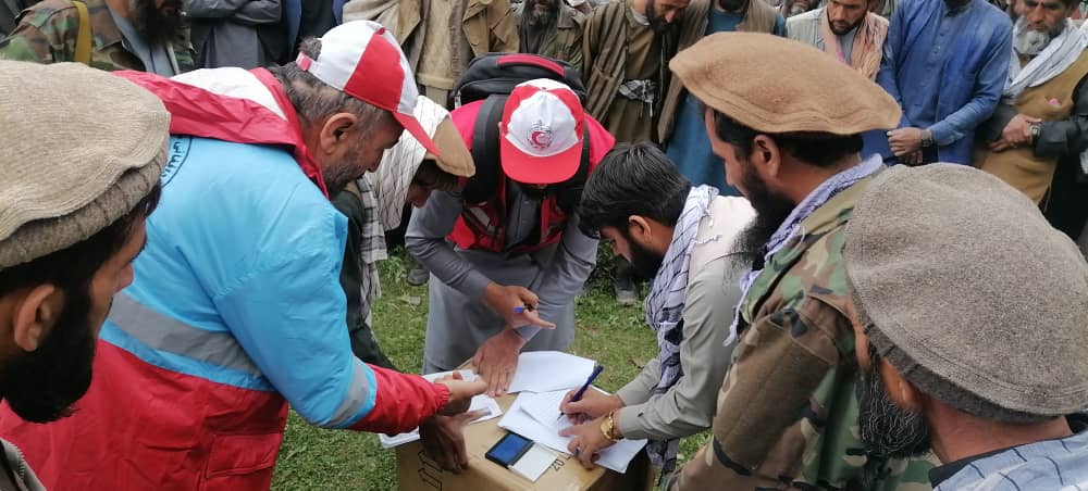 جمعيت هلال احمر افغانی در ولسوالی جرم ولایت بدخشان برای ۱۱۹ خانواده ۷قلم مواد غیر غذایی توزیع نمود!