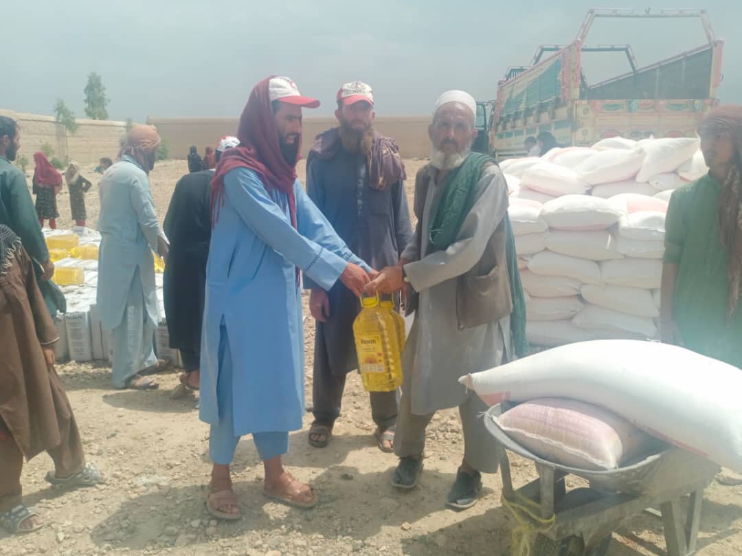 جمعیت هلال احمر افغانی در ولایت ننگرهار برای ۷۵۰ خانواده مستحق نیاز مند ۸ قلم مواد غذایی مساعدت کرد!