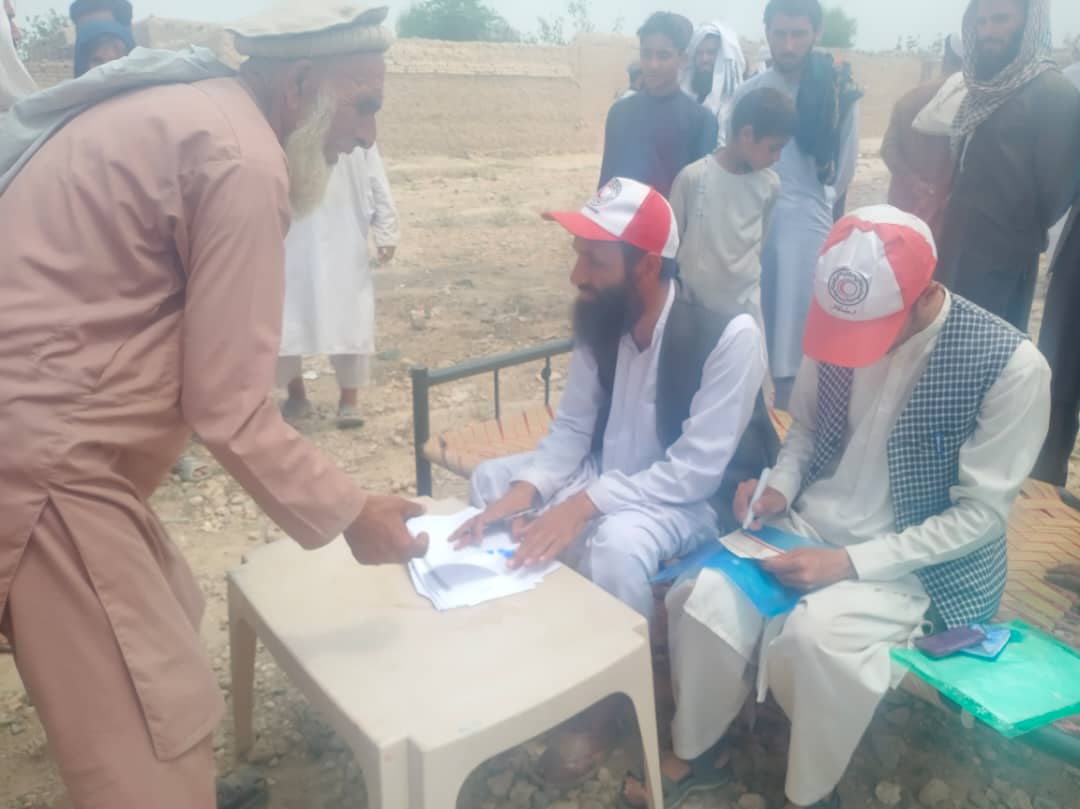 جمعیت هلال احمر افغانی در ولایت ننگرهار برای ۷۵۰ خانواده مستحق نیاز مند ۸ قلم مواد غذایی مساعدت کرد!