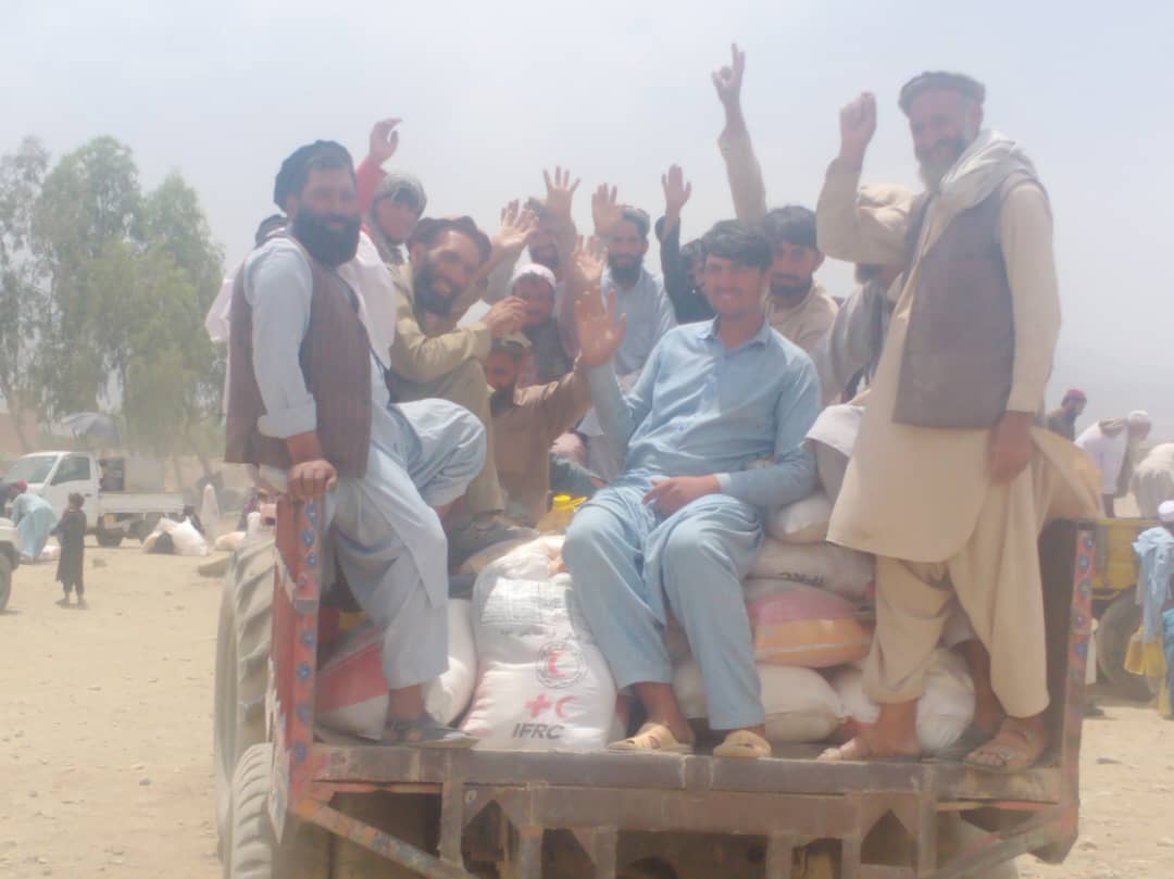 جمعیت هلال احمر افغانی در ولایت ننگرهار برای ۷۵۰ خانواده مستحق نیاز مند ۸ قلم مواد غذایی مساعدت کرد!