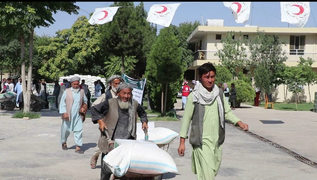 په بلخ ولایت کې ۹۱۰بېوزله کورنیو ته د افغاني سرې میاشتې مرسته!