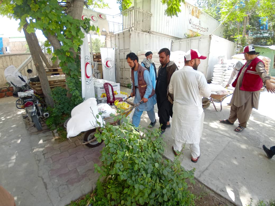 نماینده گی هلال احمر ولایت کابل برای ۱۵۰ خانواده مواد غذایی مساعدت  نمود!