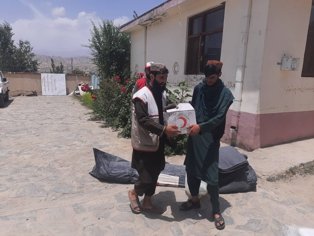 جمعیت هلال احمر افغانی در ولایت میدان وردک برای یک خانواده مساعدت نمود!