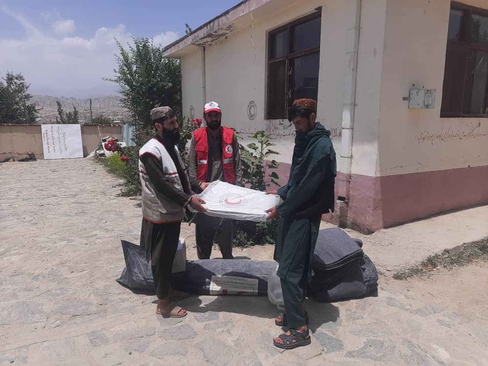 جمعیت هلال احمر افغانی در ولایت میدان وردک برای یک خانواده مساعدت نمود!