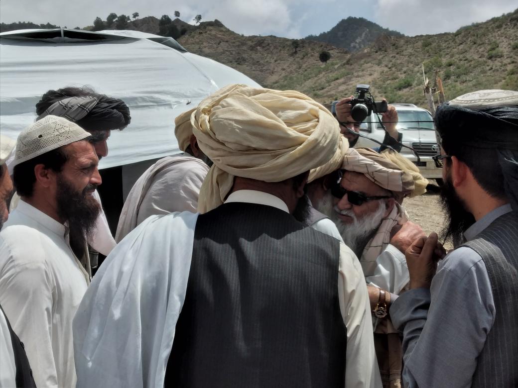 د افغاني سرې میاشتې سرپرست عمومي رییس د پکتیکا ولایت په ګیان ولسوالۍ کې زلزله ځپلو سیمو ته سفر وکړ او د زلزلې له امله د شویو شهیدانو وارثینو او قومي مشرانو ته یې د فاتحې تر څنګ له نوموړو سره په لیدنه کې د زلزله ځپلو سیمو ستونزې او اړتیاوې واورېدې!