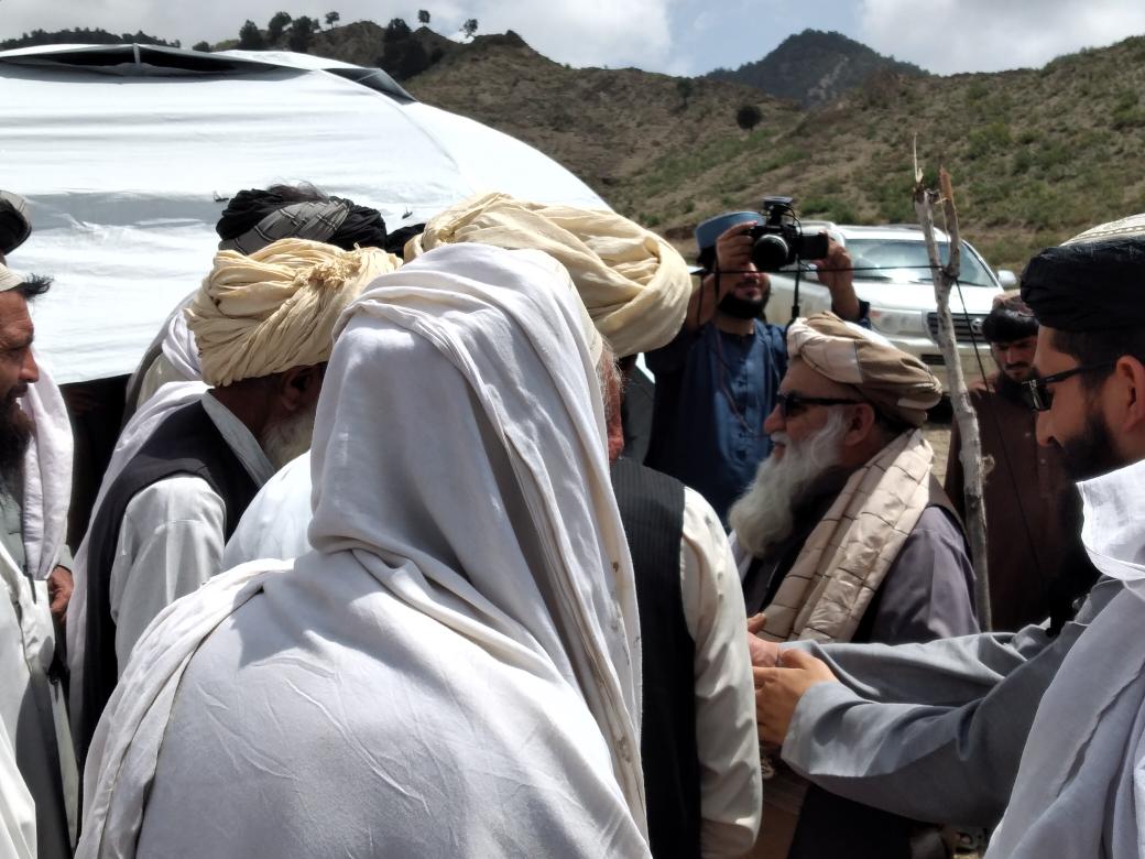 د افغاني سرې میاشتې سرپرست عمومي رییس د پکتیکا ولایت په ګیان ولسوالۍ کې زلزله ځپلو سیمو ته سفر وکړ او د زلزلې له امله د شویو شهیدانو وارثینو او قومي مشرانو ته یې د فاتحې تر څنګ له نوموړو سره په لیدنه کې د زلزله ځپلو سیمو ستونزې او اړتیاوې واورېدې!
