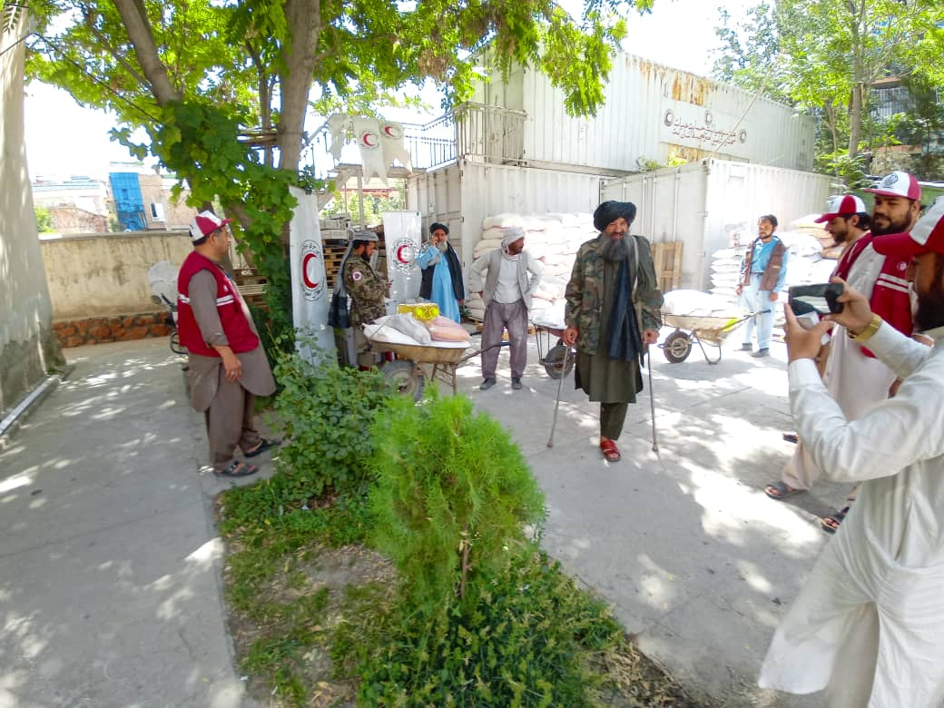 نماینده گی هلال احمر ولایت کابل برای ۱۵۰ خانواده مواد غذایی مساعدت  نمود!