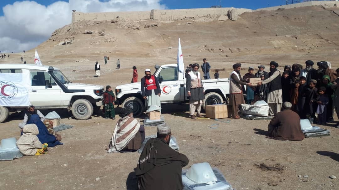 جمعيت هلال احمر افغاني براي ٢٢ فاميل متضرر ناشي از باران ها مواد غير غذايي مساعدت نمود!