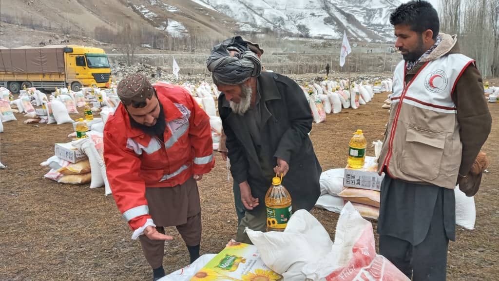 بدخشان کې ۵۰۰ کورنیو ته د افغاني سرې میاشتې له لوري د مرستو ویش پیل شو!