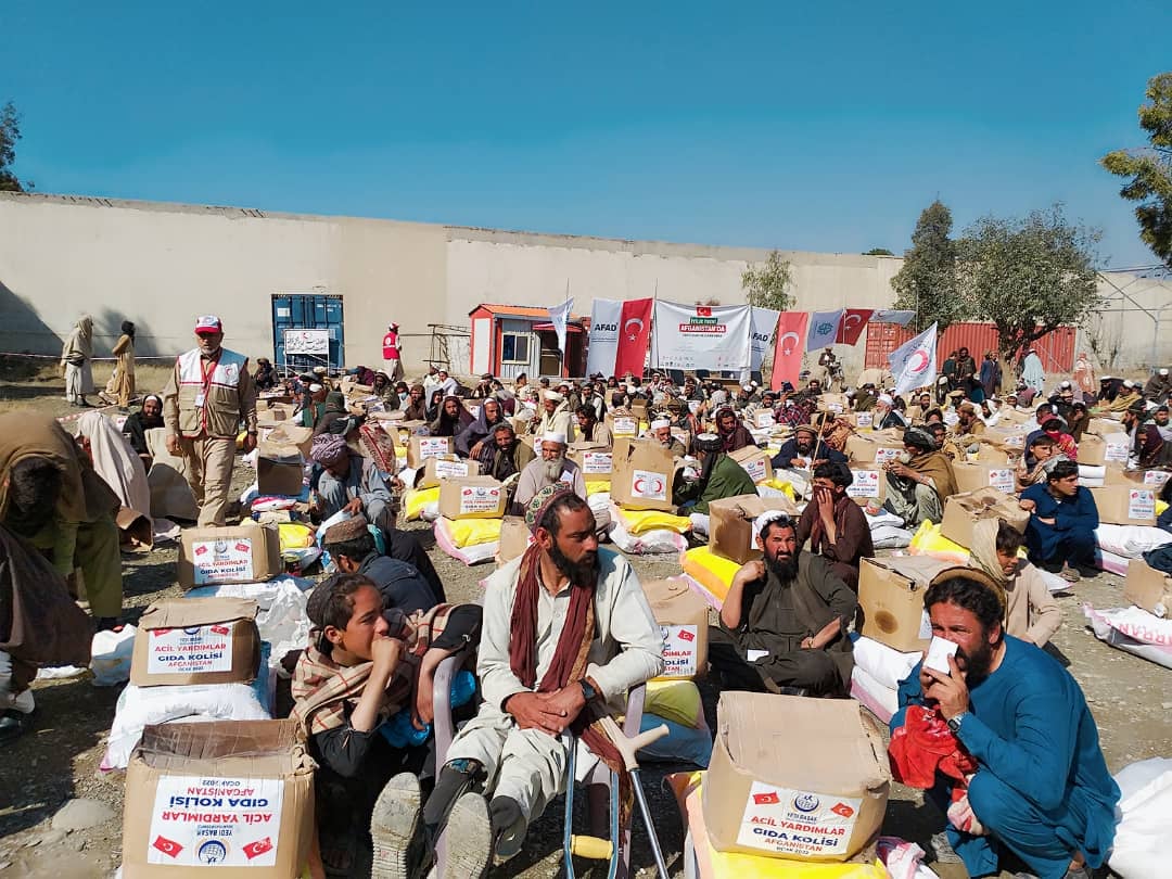 جمعیت هلال احمرافغانی برای ۳۰۰ فامیل درنمایندگی هلال احمر ولایت پروان مساعدت نمود!