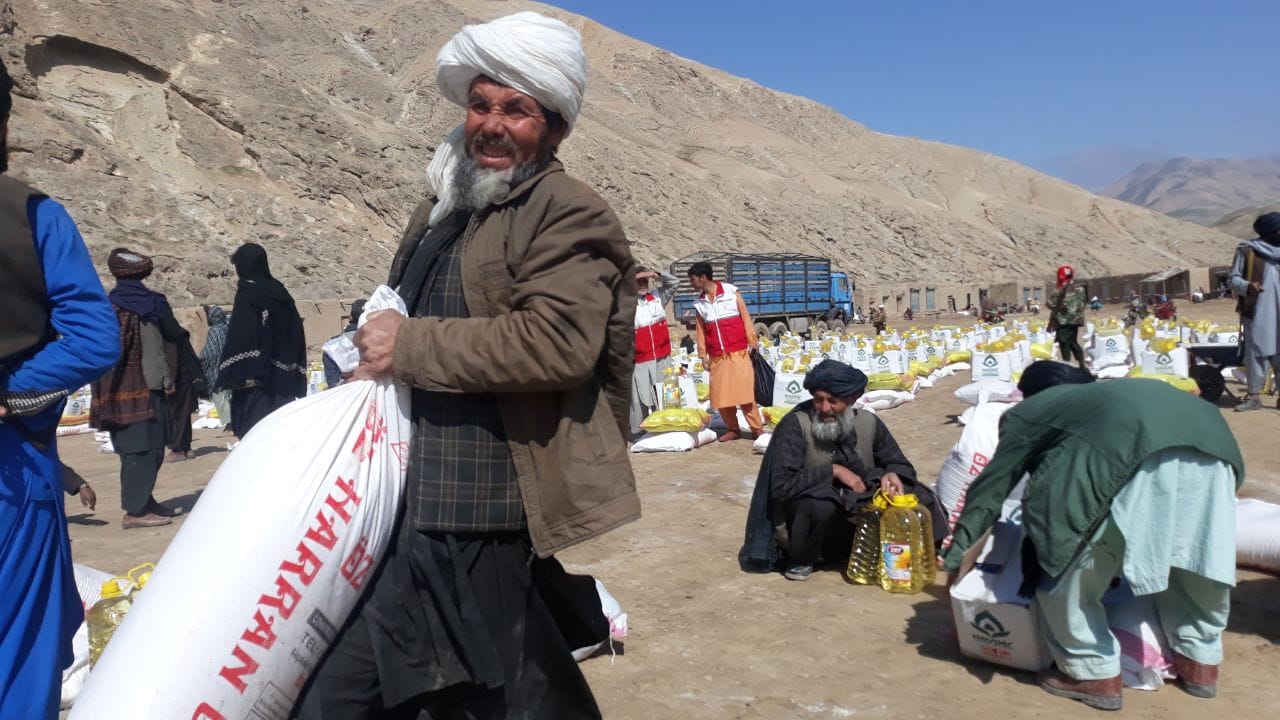 جمعیت هلال احمر افغانی برای ۵۰۰ فامیل در ولایت بادغیس مساعدت نمود!