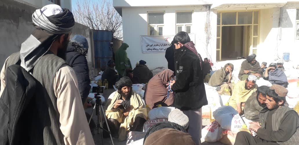 په ارزګان کې د افغاني سرې میاشتې له لوري له ۱۴۱ کورنیو سره مرسته وشوه