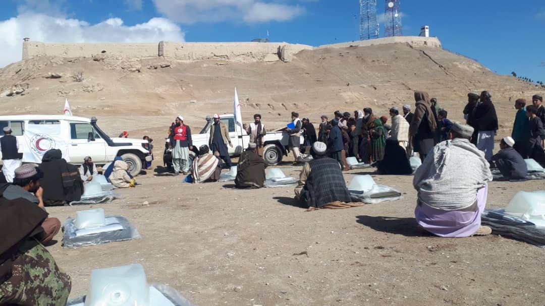 جمعيت هلال احمر افغاني براي ٢٢ فاميل متضرر ناشي از باران ها مواد غير غذايي مساعدت نمود!