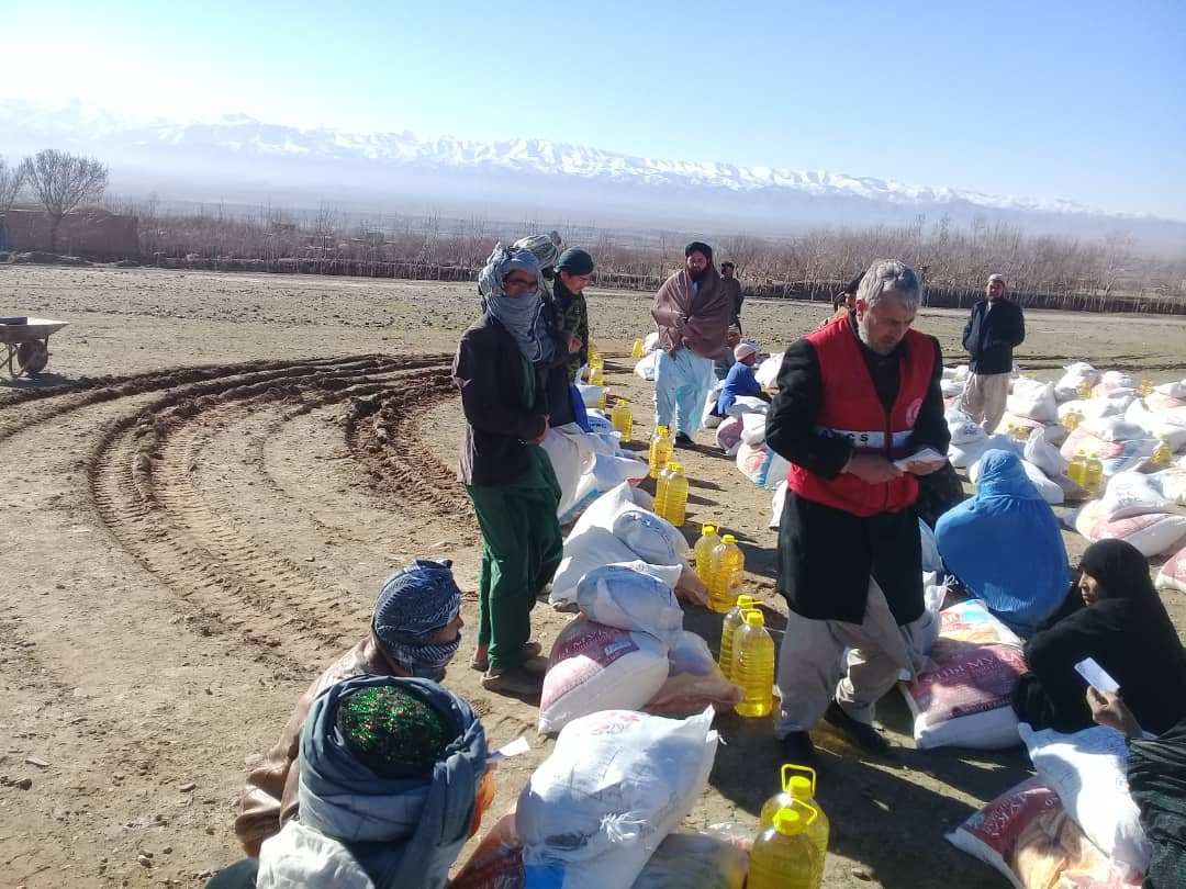 هرات کې د افغاني سرې میاشتې له لوري له ۵۰۰ کورنیو سره د خوراکي توکو مرسته وشوه