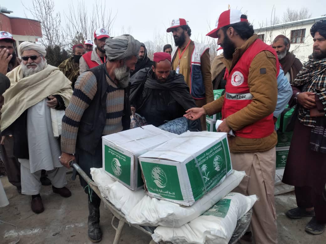 جمعيت هلال احمر افغاني براي ١٦٣ خانواده در ولايت وردگ كمك هاي بشردوستانه بنياد خيريه ملك سلمان را مساعدت نمود!