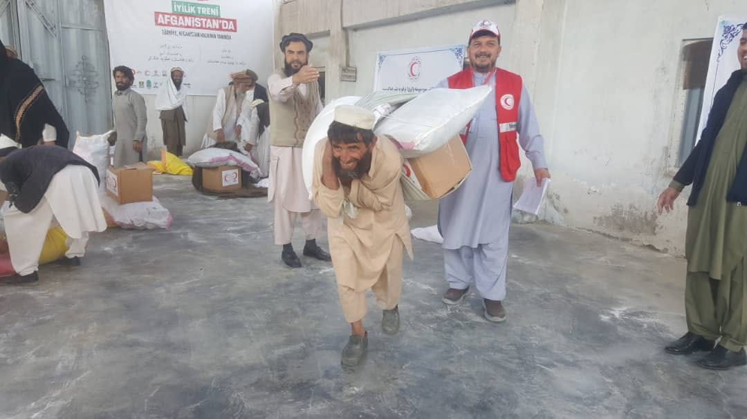 ننګرهار کې د افغاني سرې میاشتې له لوري ۳۰۰ کورنیو ته مرسته وویشل شوه!