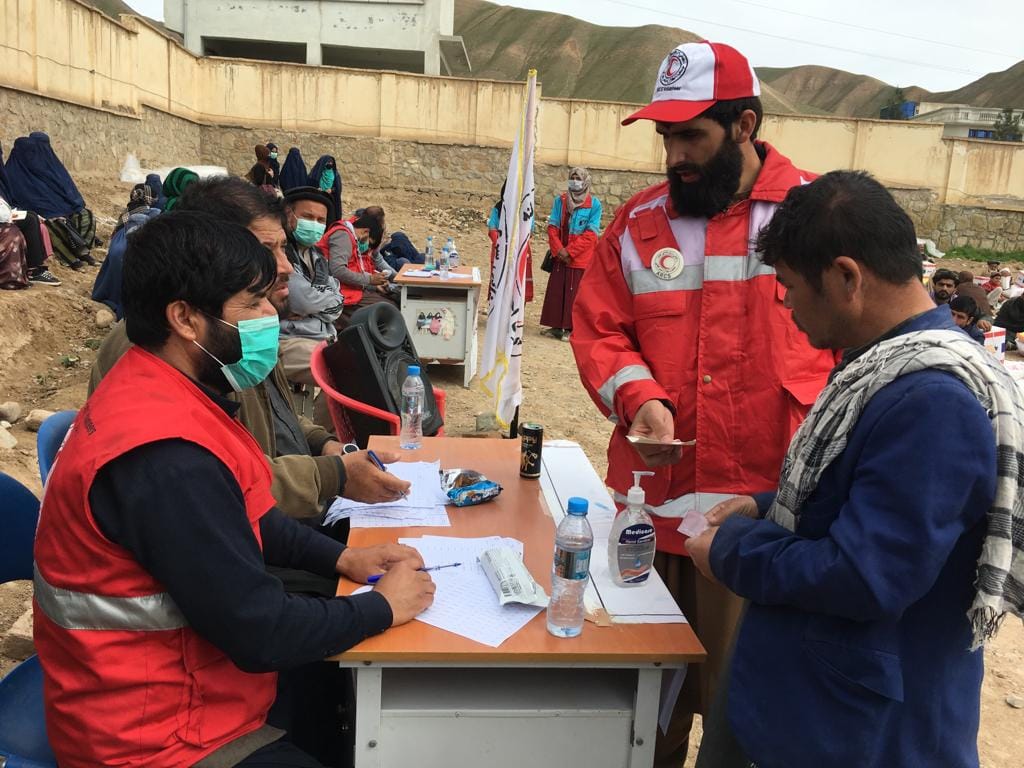 ميدان وردګ ولایت کې د افغاني سرې میاشتې ټولنې له لوري ۳۳۲کورنیو ته مرسته ووېشل شوه!