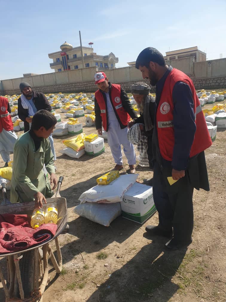 براي ٣٠٠ فاميل در ولايت سمنگان از طرف جمعیت هلال احمر افغانی مساعدت توزيع گردید !